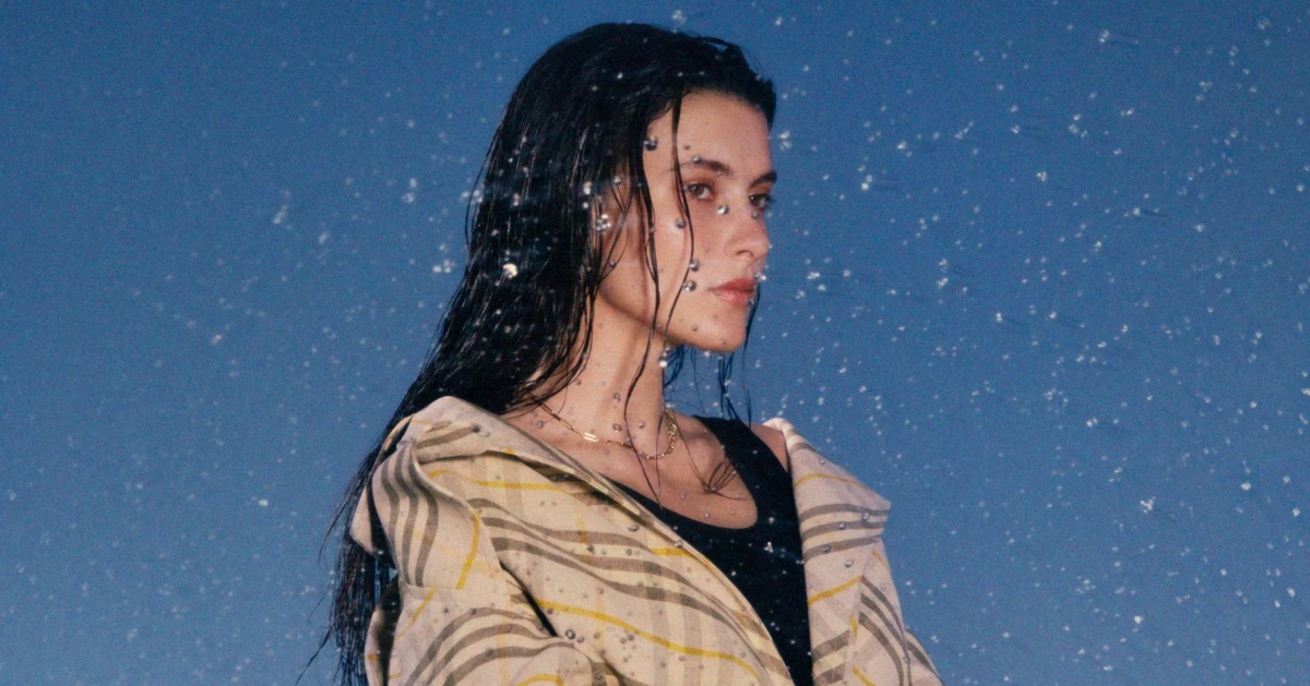 Burberry Makes Waves for Summer 2024 – Beragampengetahuan