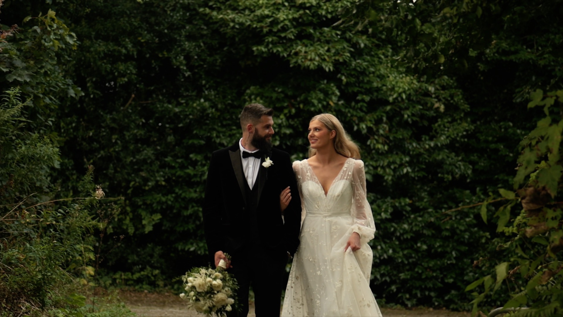 A Fantasy Flower-Filled Forest Wedding Film – Beragampengetahuan