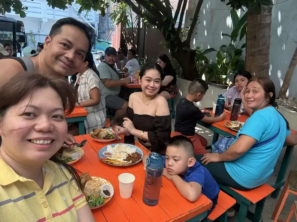 Family lunch at Miryinda