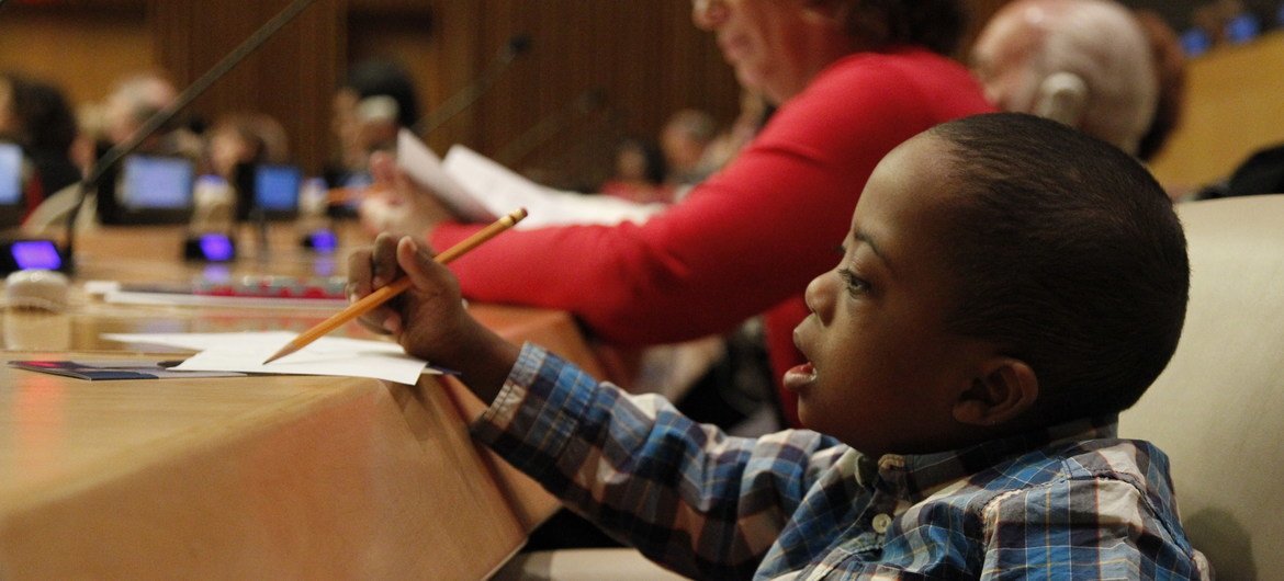 Seorang anak laki-laki berpartisipasi dalam diskusi panel mengenai kesehatan dan kesejahteraan selama acara Hari Down Syndrome Sedunia di Markas Besar PBB.  (dokumen)