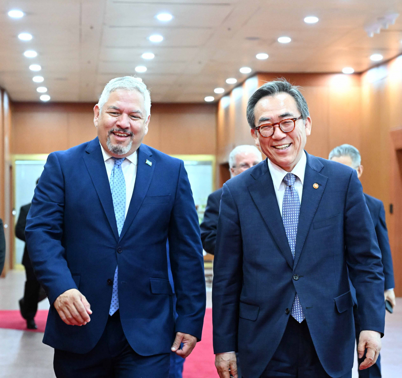 Menteri Luar Negeri Cho Tae-yul (kanan) berbagi momen hangat dengan rekannya dari Honduras, Enrique Reina, saat mereka berjalan melalui lorong gedung Kementerian Luar Negeri Seoul di Seoul pada hari Minggu.  (Kantor luar negeri)