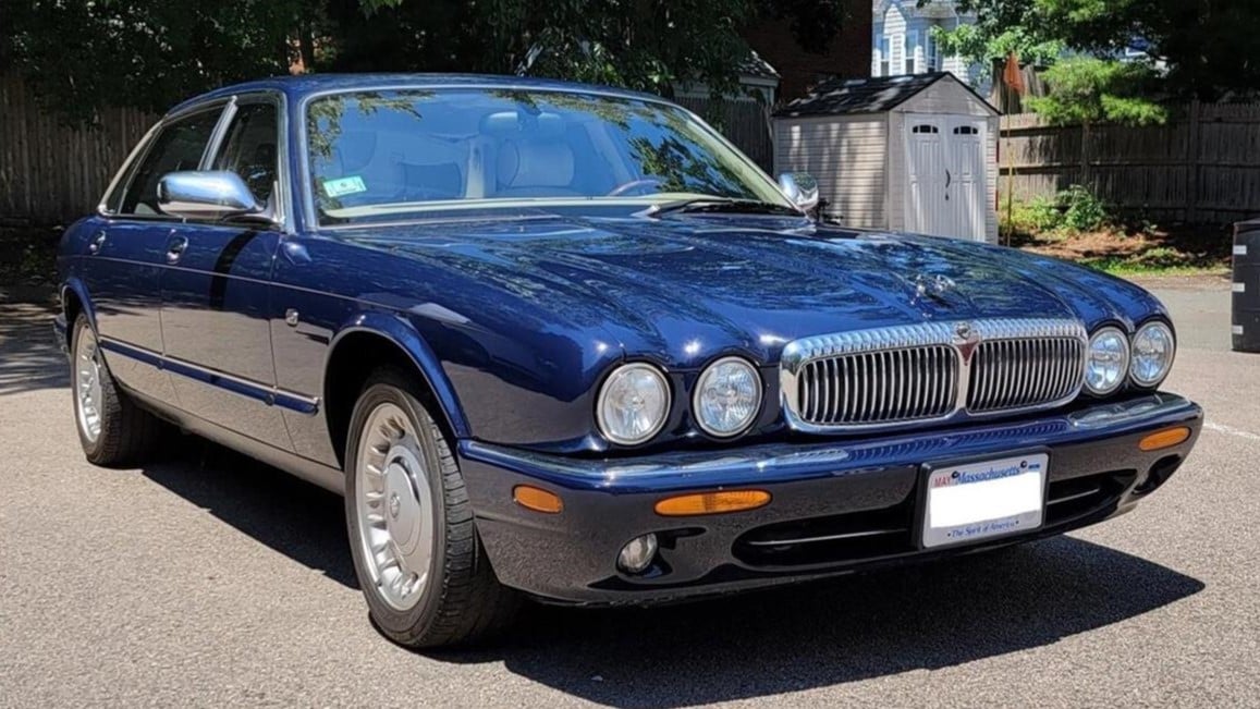 Pilihan Hari Ini – Jaguar XJ8 Vanden Plas 2000

 – Beragampengetahuan