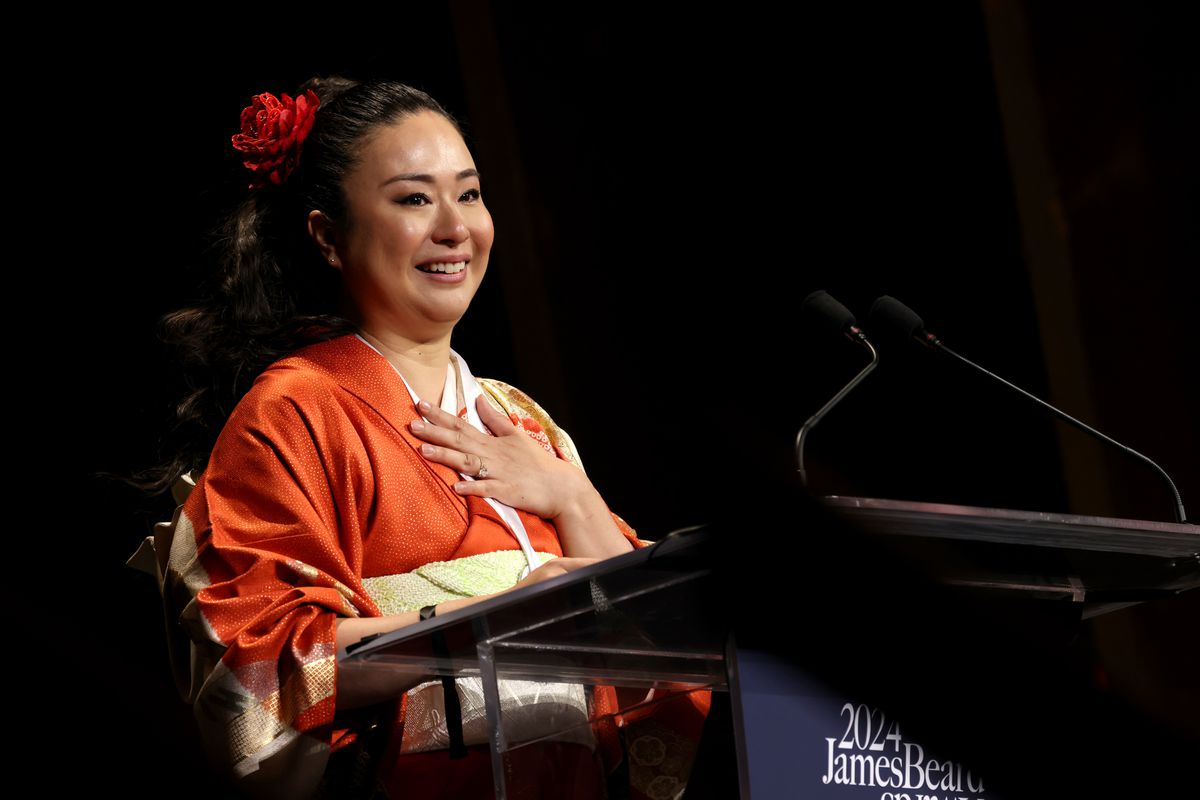 Masako Morishita berbicara di atas panggung pada James Beard Empire dan Chef Awards 2014