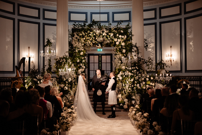 Pernikahan klasik Gleneagles Hotel dipenuhi bunga

 – Beragampengetahuan