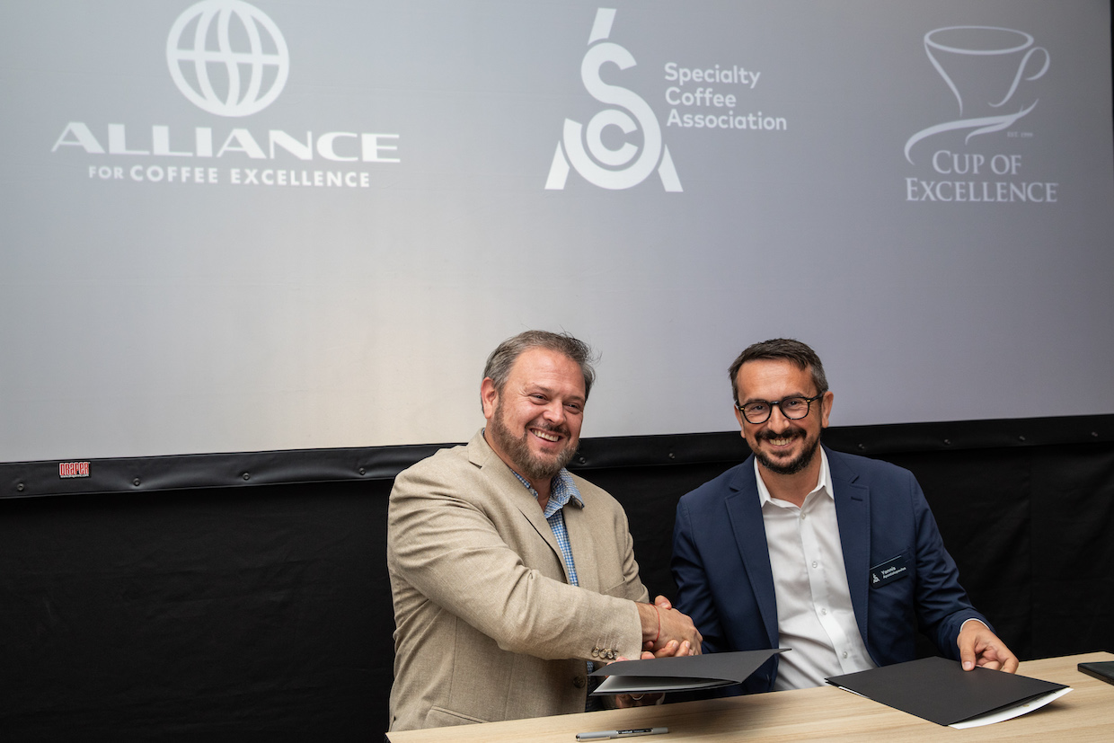 SCA dan ACE/Cup of Excellence memasuki kemitraan strategis dalam berita kopi harian Majalah Roast

 – Beragampengetahuan