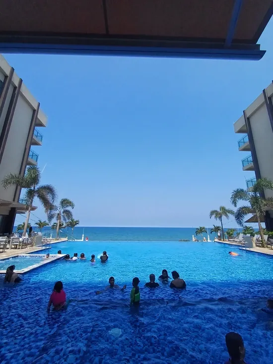 Kolam renang di Awesome Hotel