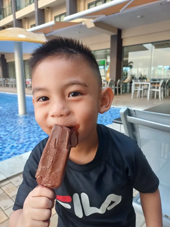 Rafa makan es krim di Awesome Hotel