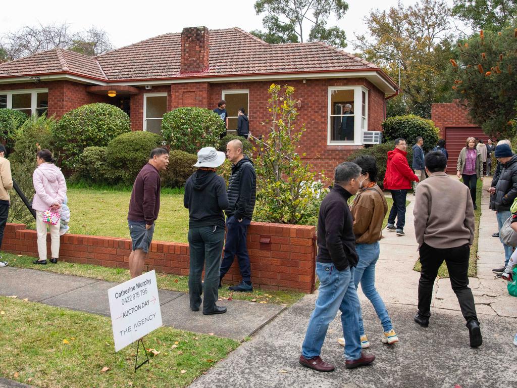 Humble red brick house sells for $830k over reserve in patchy market – Beragampengetahuan