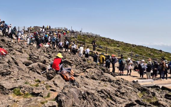 Para pendaki meminta lebih banyak penanda puncak di puncak Gunung Halla saat pengunjung membanjiri bebatuan ikonik tersebut untuk berfoto

 – Beragampengetahuan