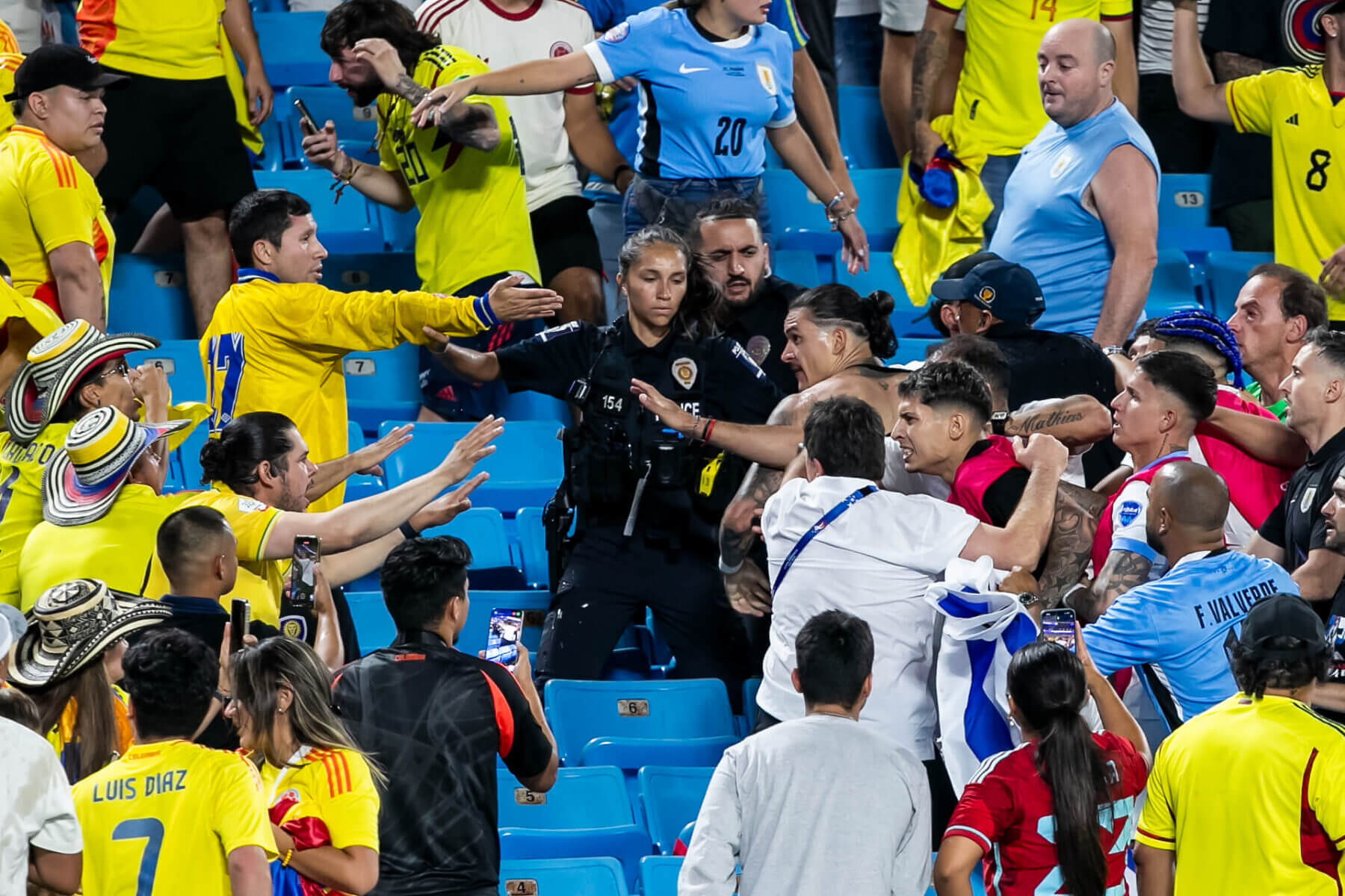 CONMEBOL membuka penyelidikan atas bentrokan Copa America yang melibatkan pemain Uruguay dan fans Kolombia.

 – Beragampengetahuan