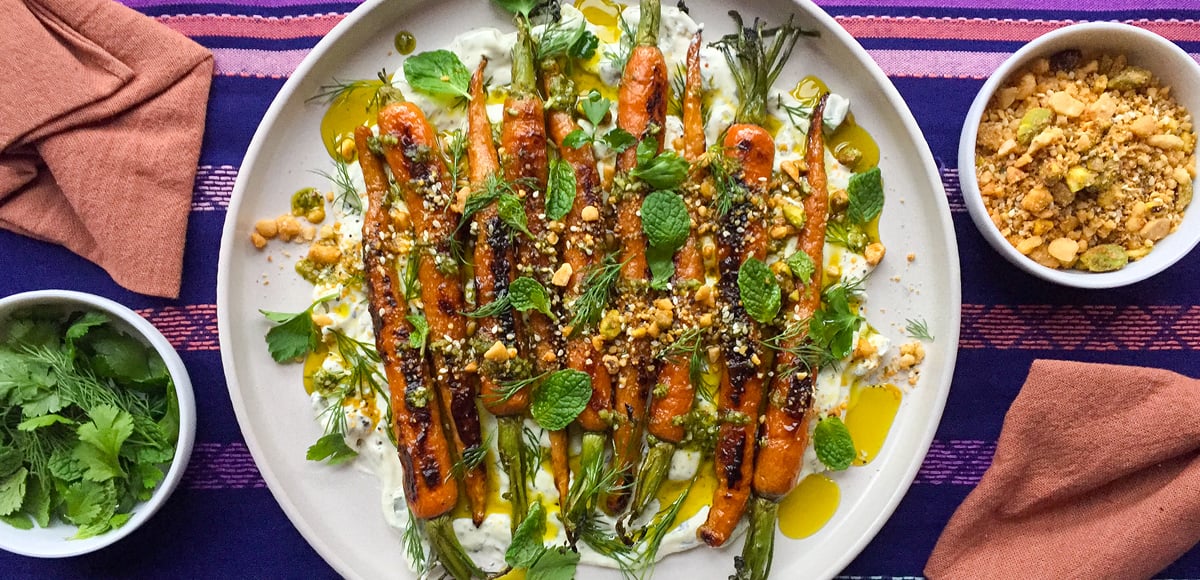 Wortel panggang dengan yogurt dengan adas dengan dukkah dan rempah segar

 – Beragampengetahuan