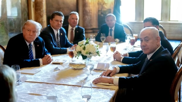 Trump dan Netanyahu, masing-masing memiliki misi politik masing-masing, bertemu di Mar-a-Lago

 – Beragampengetahuan