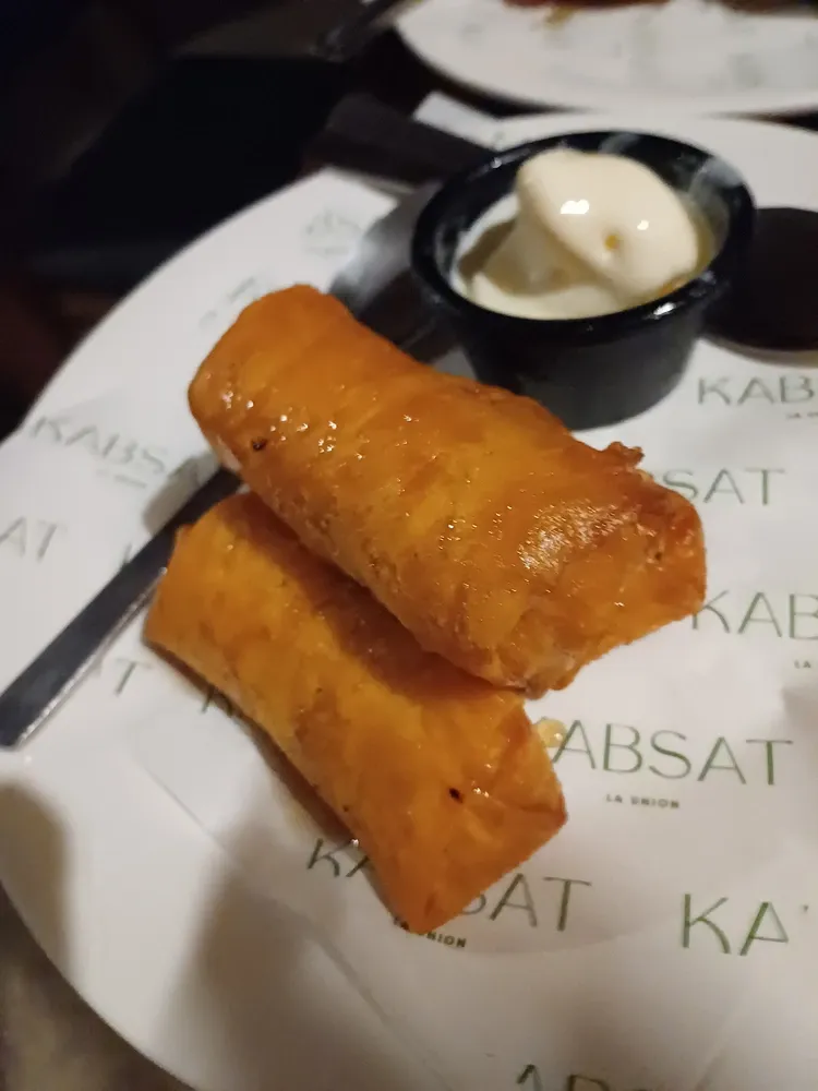 Turon dengan es krim di restoran Kabsat