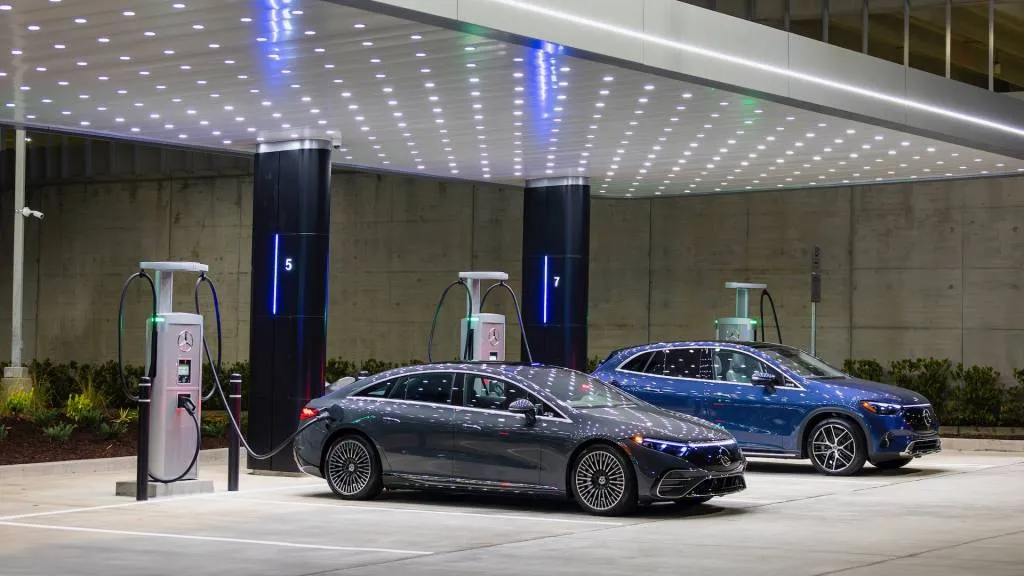 Pusat Pengisian Kendaraan Listrik Mercedes-Benz di Sandy Springs, Georgia