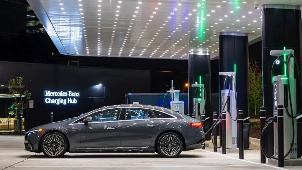 Pusat Pengisian Kendaraan Listrik Mercedes-Benz di Sandy Springs, Georgia