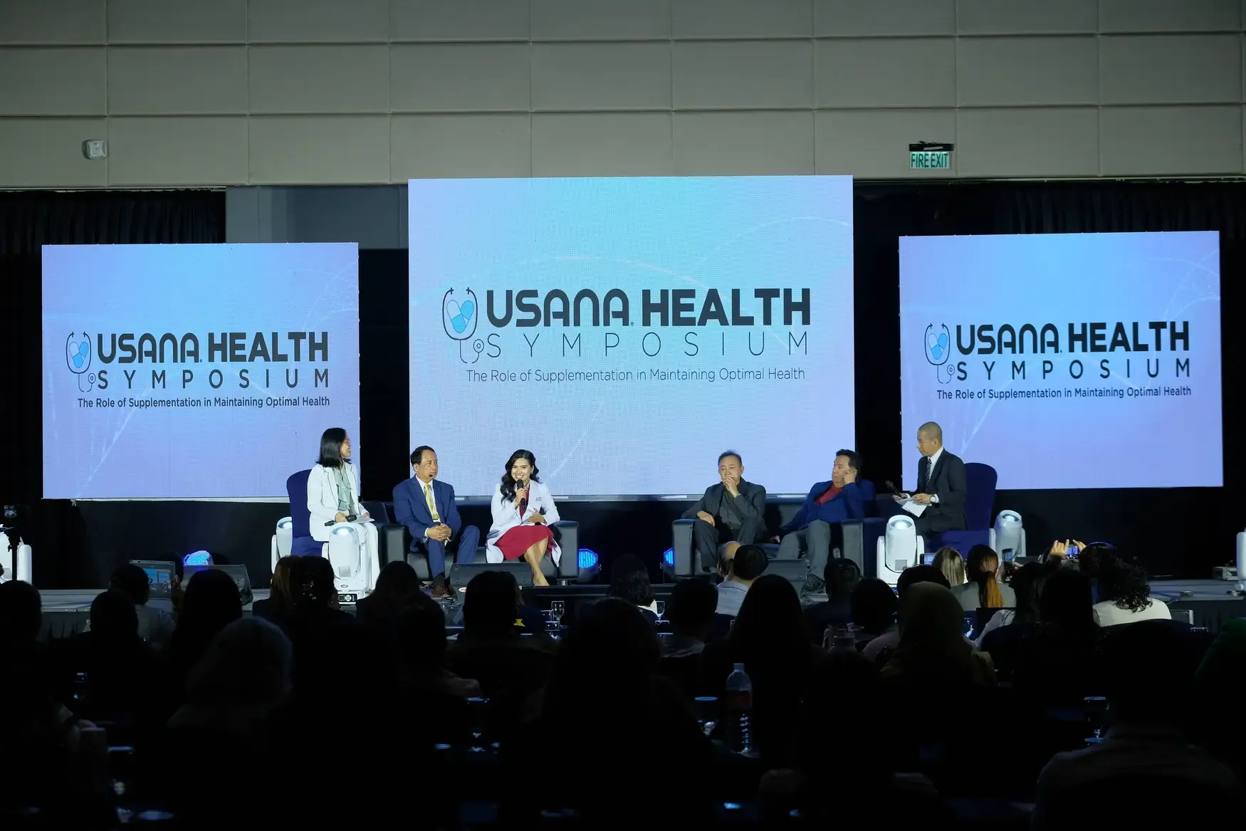 Pembicara tamu menjawab pertanyaan dari audiens pada segmen Tanya Jawab Simposium Kesehatan. Pembicara tamu menjawab pertanyaan dari audiens pada segmen tanya jawab Simposium Kesehatan USANA.