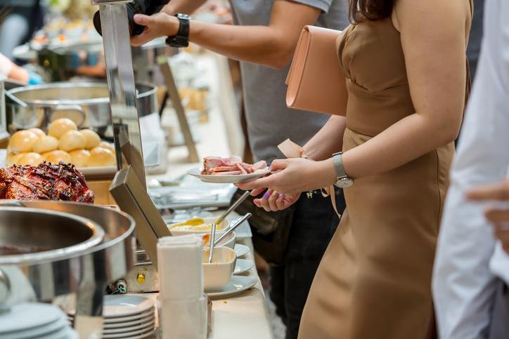 Prasmanan yang terjangkau menarik konsumen di tengah harga pasar yang tinggi

 – Beragampengetahuan