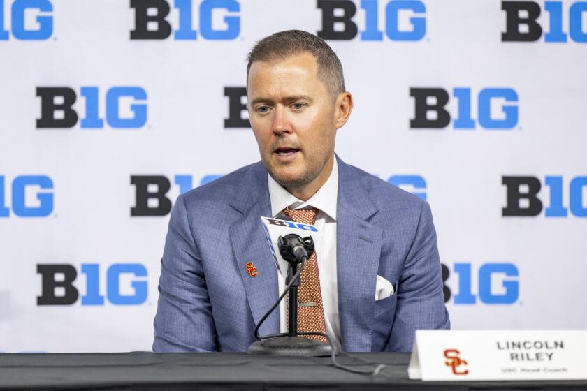 Pelatih USC Lincoln Riley berbicara dengan wartawan selama konferensi pers di Big Ten Media Days.