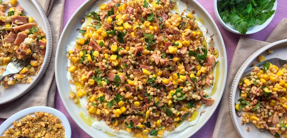 Resep salad jagung dengan bacon, couscous mutiara, dan peterseli

 – Beragampengetahuan