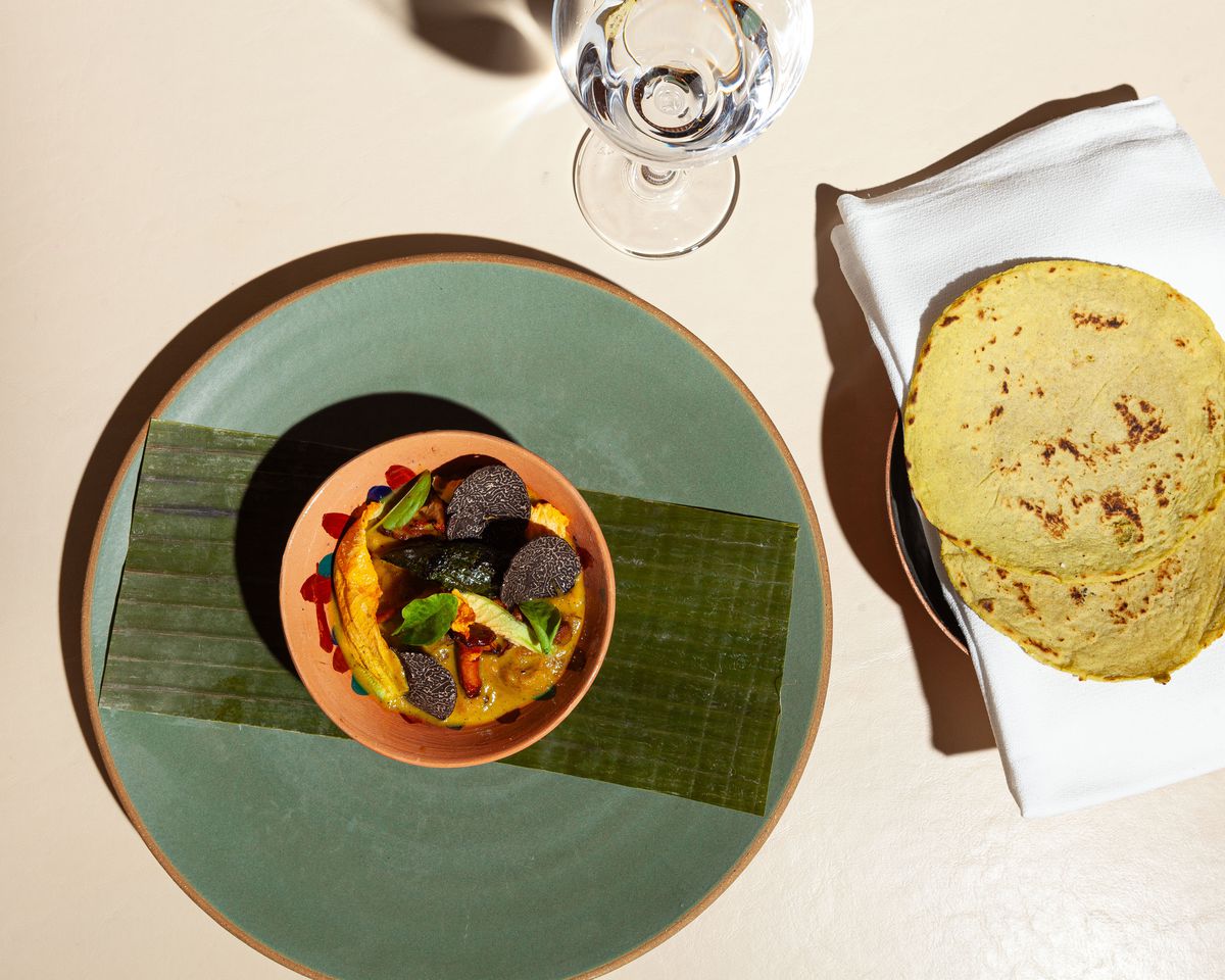 El Guisado • jamur chanterelle liar, bunga labu lokal, truffle hitam, crema labu vernakular cabai hijau, chicharron panggang, gardenia gilvus. Tortilla nopal.