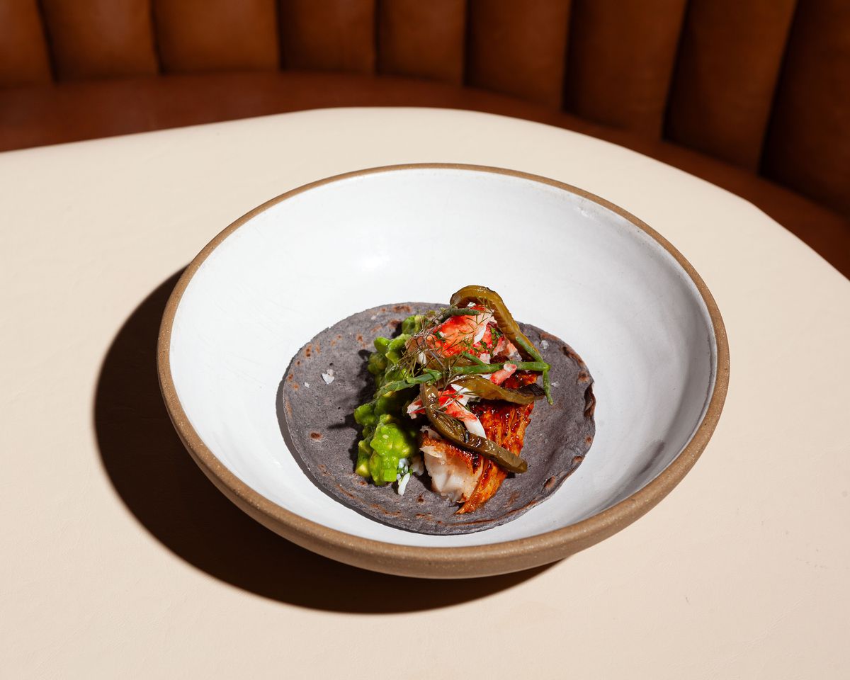 El Zarandeado • murale (bawang putih panggang, ancho & guajillo, kedelai, Wigorn), salpicón kepiting Cora rex (ketumbar, bawang putih, jeruk nipis), kacang navy, nopales panggang, salsa tomatillo-alpukat. Tortilla jagung biru pusaka.
