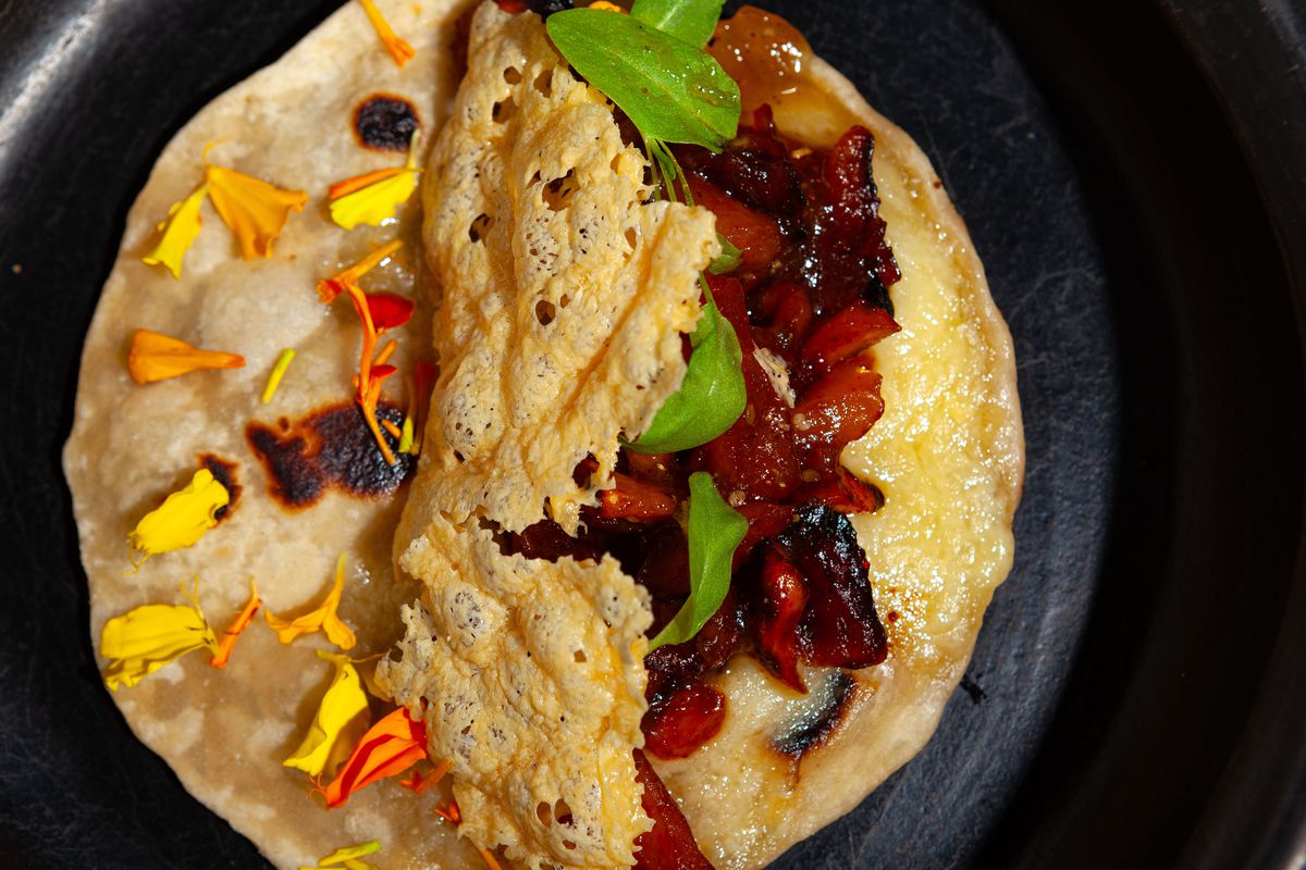 La Gringa • Roasted Apple Shepherd's Jack, tortilla tepung buatan sendiri, keju buatan Samuel, salsa tomat pinus manis, keju Jack yang renyah.