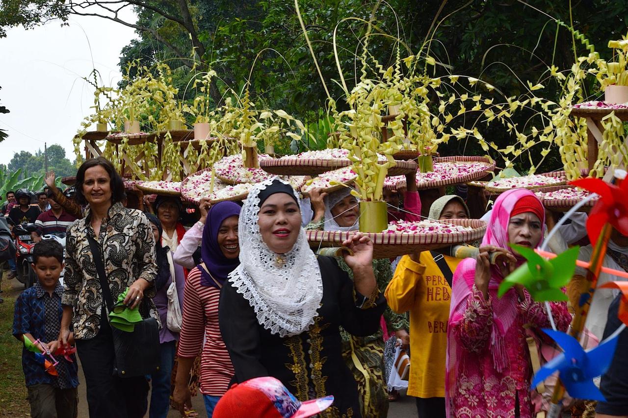 Berbicara tentang Indonesia: petani di Indonesia bersama Rebecca Meckelburg

 – Beragampengetahuan