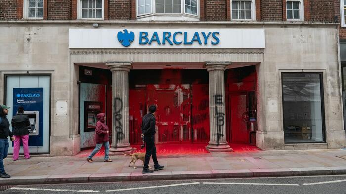 Barclays menarik diri dari lelang obligasi Israel di tengah reaksi negatif atas dukungannya terhadap Palestina

 – Beragampengetahuan