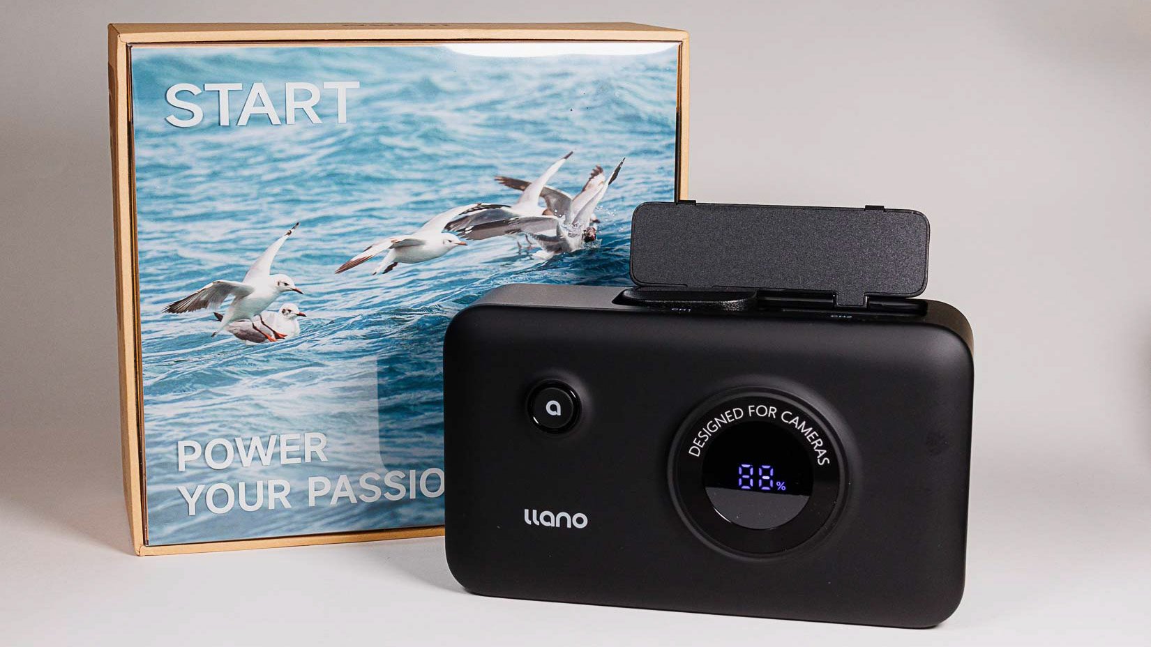 Melihat lebih dekat Pengisi Daya Baterai TurboCell 2-in-1 yang datar

 – Beragampengetahuan