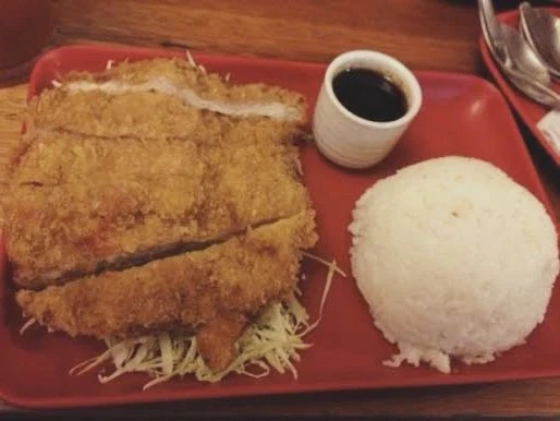 Tonkatsu dan sepiring nasi di Crazy Katsu
