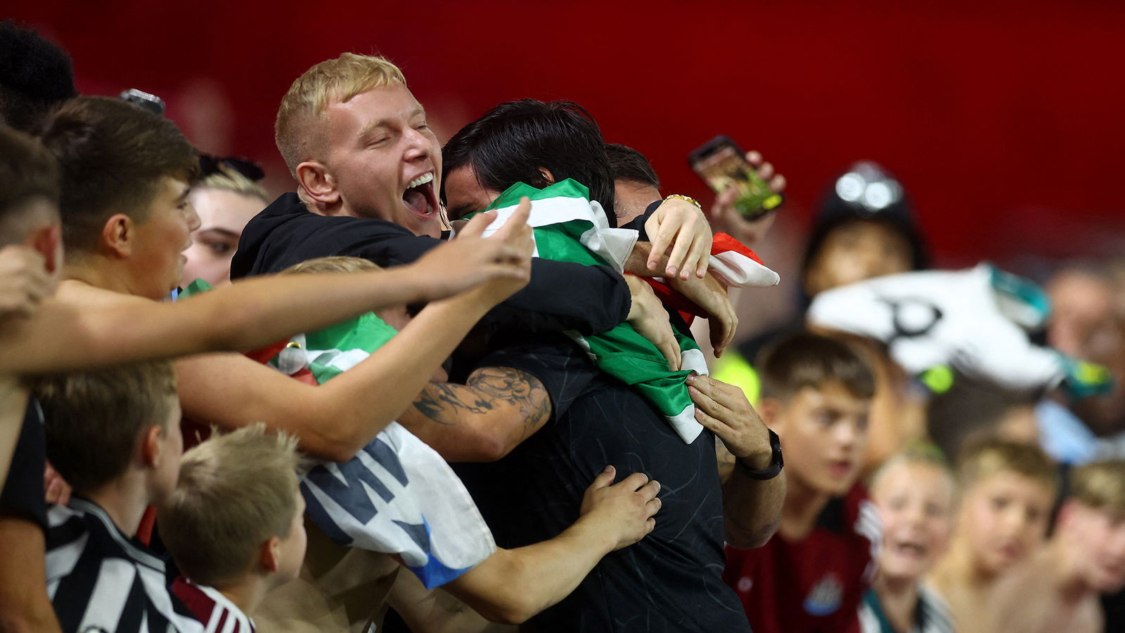 Ini adalah foto yang sangat disukai semua penggemar Newcastle United malam ini…

 – Beragampengetahuan