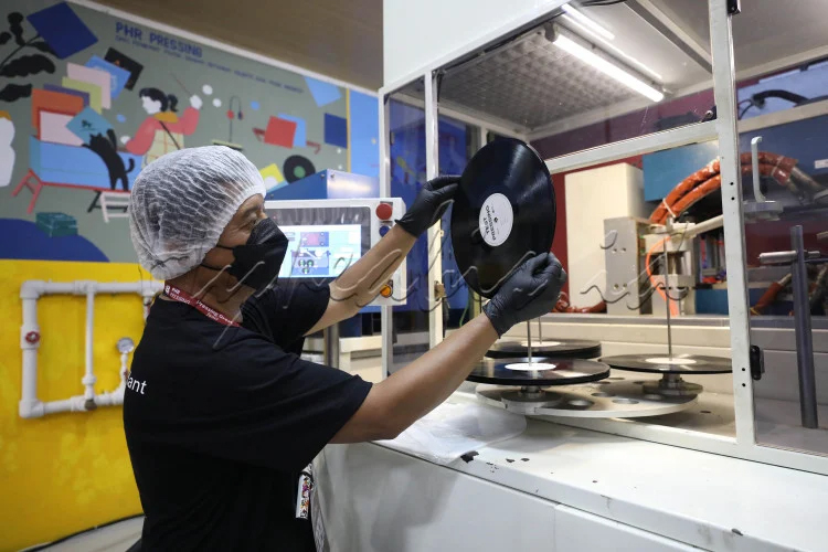 Perbatasan vinil Indonesia

 – Beragampengetahuan