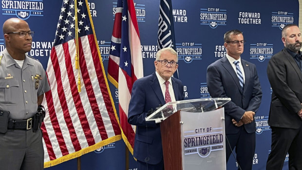 Gubernur Ohio dari Partai Republik Mike DeWine mengadakan konferensi pers di Springfield, Ohio.