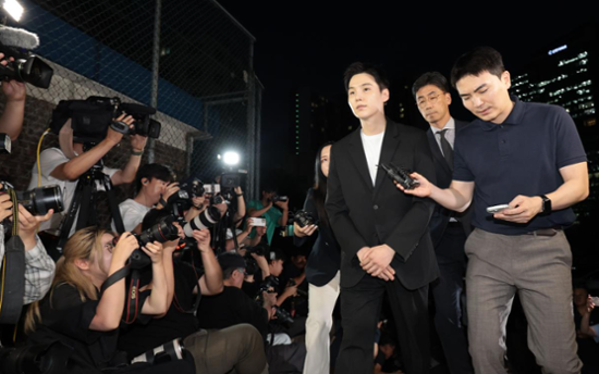 Mengapa reaksi penggemar terhadap perilaku buruk selebriti berbeda antara Korea dan luar negeri?

 – Beragampengetahuan