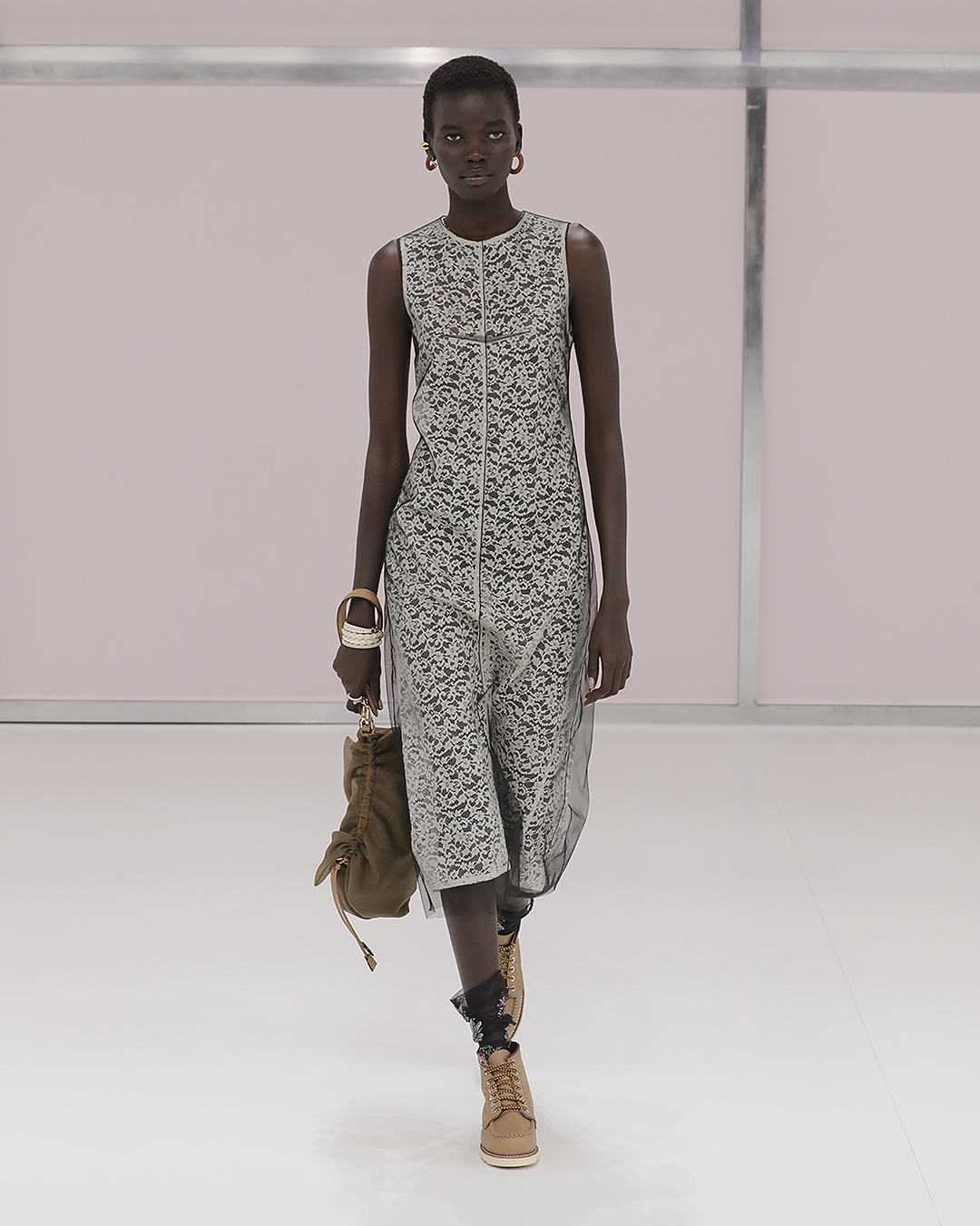 Fendi S/S 2025: tidak elegan dan modern

 – Beragampengetahuan