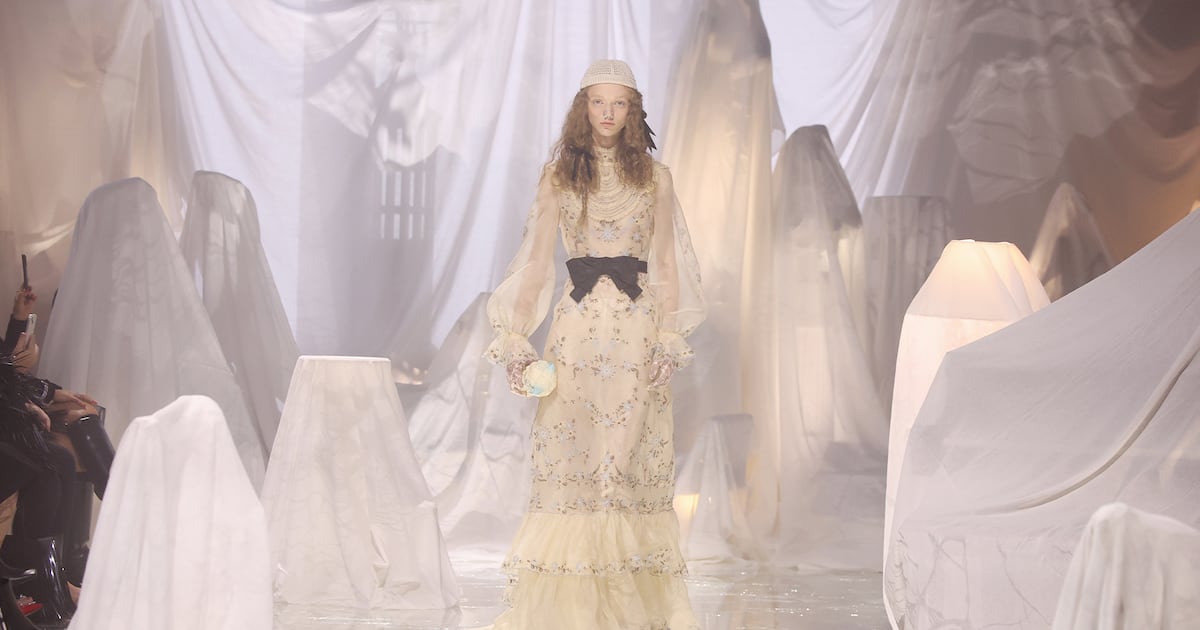 Debut Valentino Alessandro Michele: ringan, mewah, dan ‘kunang-kunang pencari cinta’

 – Beragampengetahuan