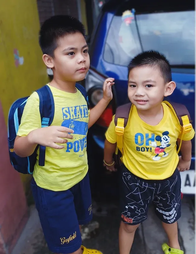 Bagaimana mempersiapkan anak Anda untuk hari pertama mengasuh anak dalam perjalanan keluarga