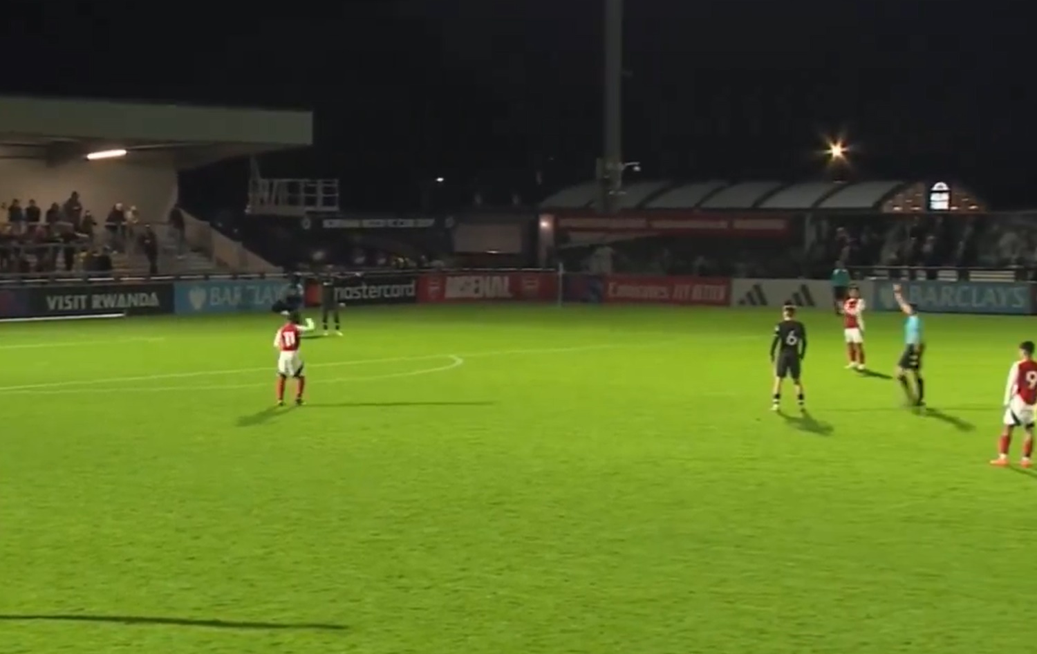 (Video) Permata berharga Liverpool U21 secara aneh dikeluarkan dari lapangan saat menang atas Arsenal

 – Beragampengetahuan