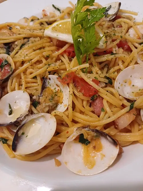 Italianni's Spaghetti with clams & bacon