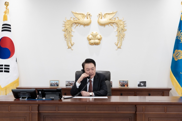 Presiden Yoon Suk Yeol berbicara melalui telepon dengan Perdana Menteri baru Jepang Shigeru Ishiba di kantornya di Seoul pada hari Rabu. (Kantor Presiden)
