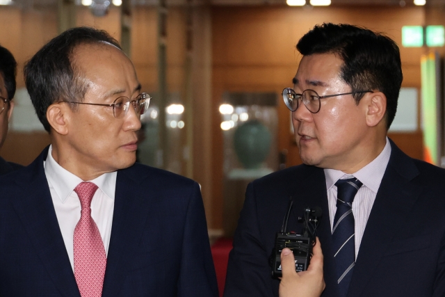 Choo Kyung-ho (kiri), pemimpin Partai Kekuatan Rakyat yang berkuasa, dan rekan oposisi utamanya dari Partai Demokrat, Park Chan-dae, berbicara dalam pengarahan di Majelis Nasional di Seoul pada 9 September (Yonhap)