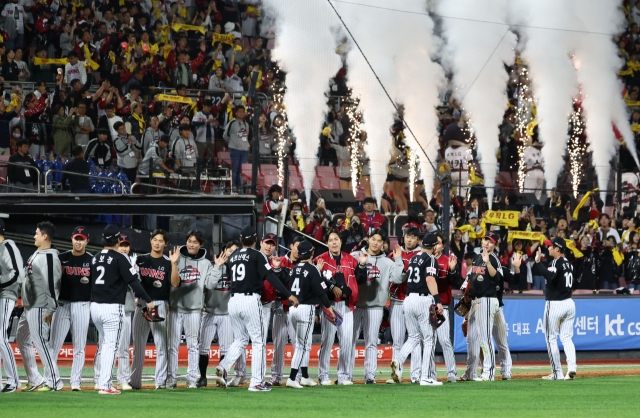 Pemain LG Twins merayakan kemenangan setelah mencetak skor 6-5 melawan KT Wiz di KT Wiz Park di Suwon, Selasa. (Yonhap)