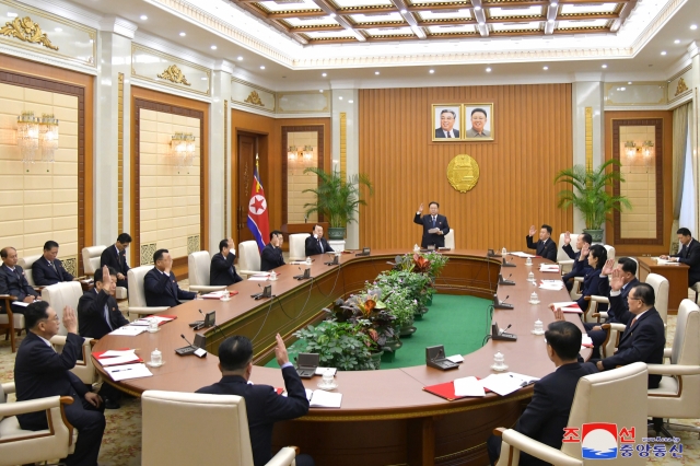 Foto yang tersedia pada hari Jumat ini menunjukkan sidang ke-33 Majelis Rakyat Tertinggi ke-14 sehari sebelumnya. (KCNA)