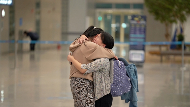 Jee Won Ha (kiri) dan Darragh Hannan (kanan) di bandara Seoul, bertemu pertama kali setelah berpisah tak lama setelah melahirkan. (Hugh Hong/beragampengetahuan)