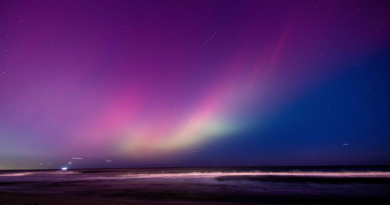 Fotografer Malam Spektakuler Aurora Borealis Dilarang

 – Beragampengetahuan