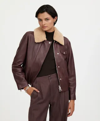 Jaket Depan Ritsleting Asimetris Madewell Kerah Sherpa terbuat dari kulit.