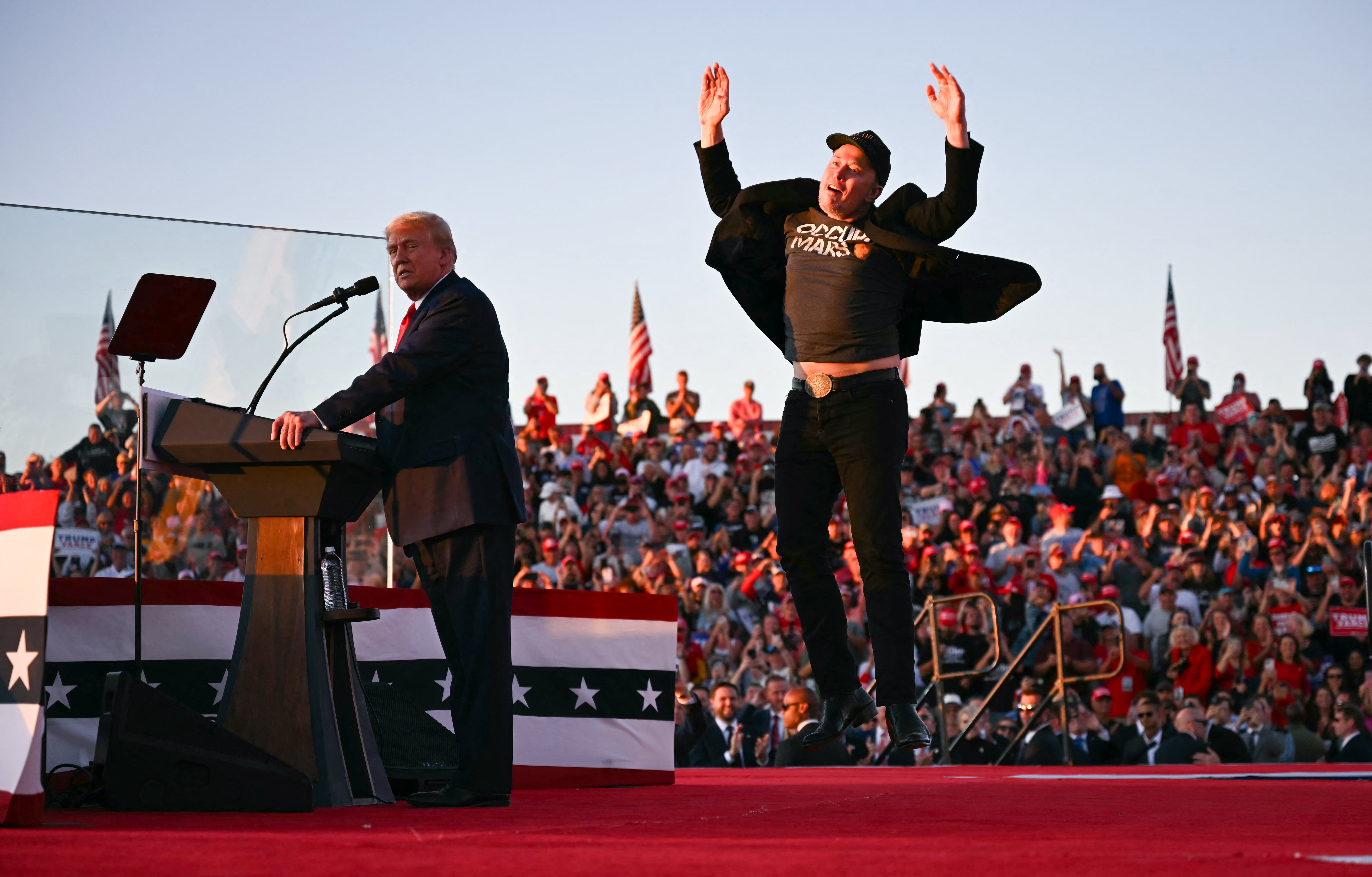 DARK MAGA Elon Musk bergabung dengan Trump di atas panggung di rapat umum Pennsylvania |