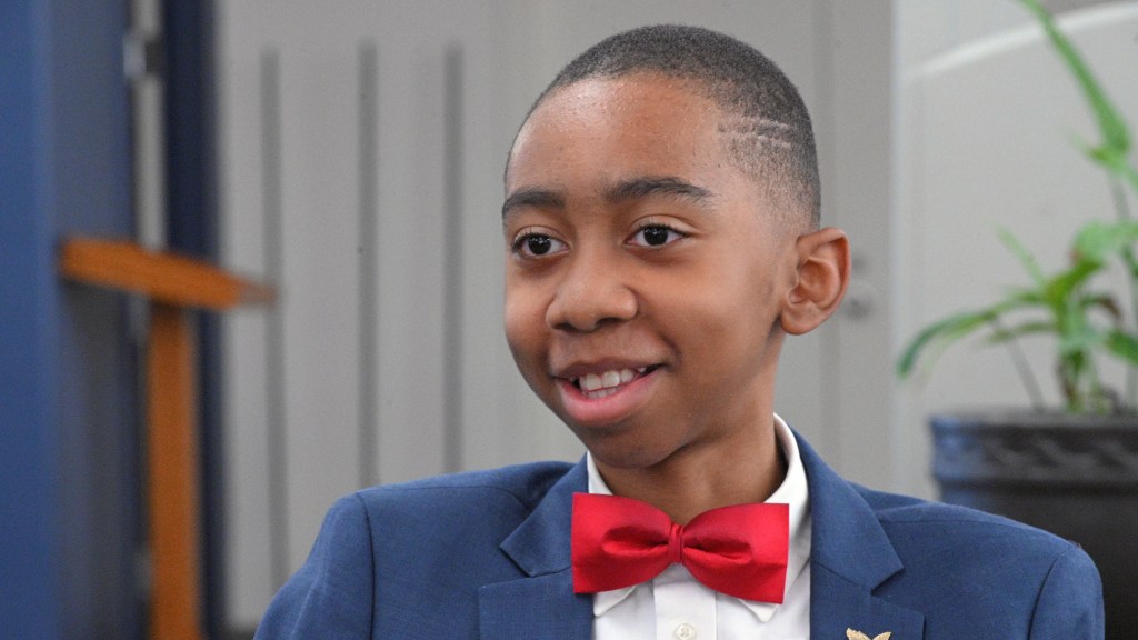 Remaja berusia 14 tahun itu kuliah di Coppin State University.

 – Beragampengetahuan