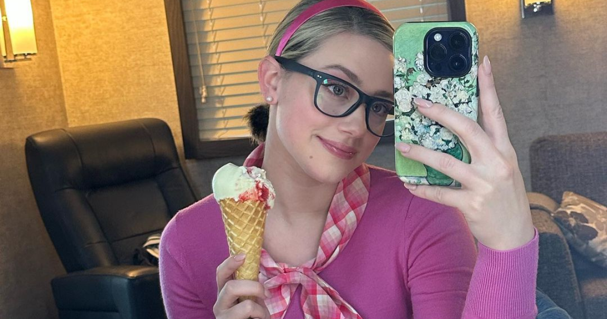 Lili Reinhart menawarkan ide riasan Halloween di menit-menit terakhir dalam video viral

 – Beragampengetahuan