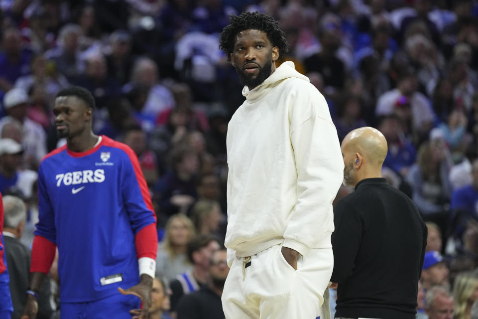 PHILADELPHIA, PA – 23 OKTOBER: Joel Embiid #21 dari Philadelphia 76ers tampil selama timeout melawan Milwaukee Bucks pada babak pertama di Wells Fargo Center pada 23 Oktober 2024 di Philadelphia pennsylvania Catatan untuk Pengguna: Pengguna secara tegas mengetahui dan menyetujui bahwa dengan mengunduh dan/atau menggunakan foto ini, pengguna menyetujui syarat dan ketentuan Perjanjian Lisensi Getty Images (Foto oleh Mitchell Leff/Getty Images )